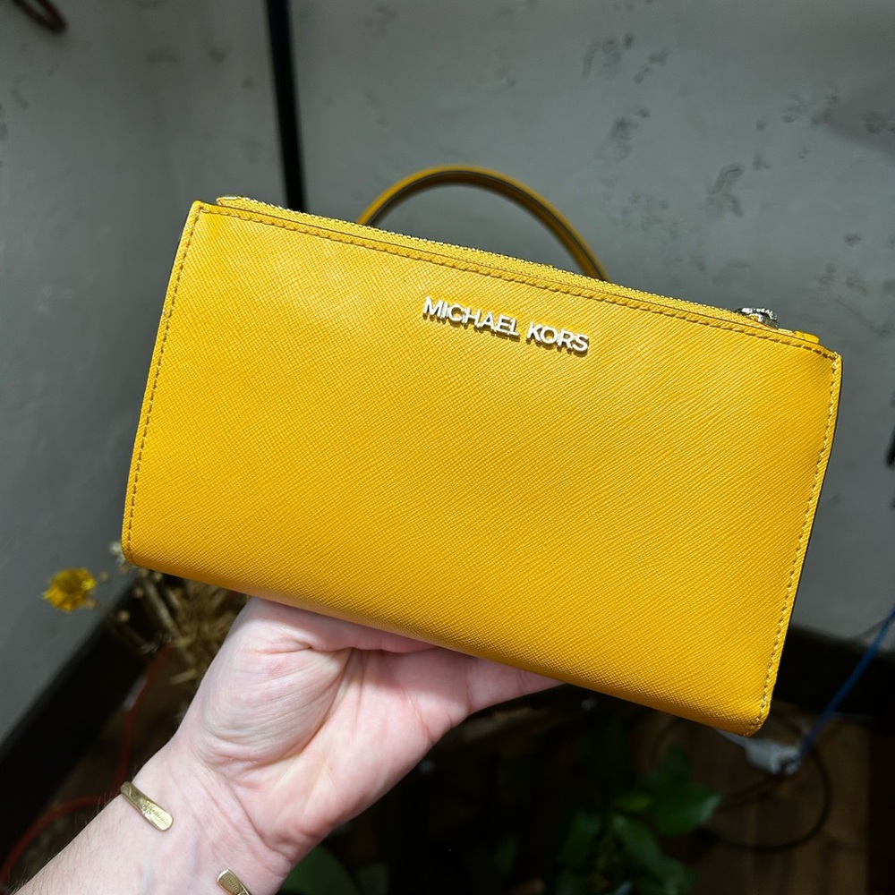 Micheal Kors Jet Set Leather Wristlet